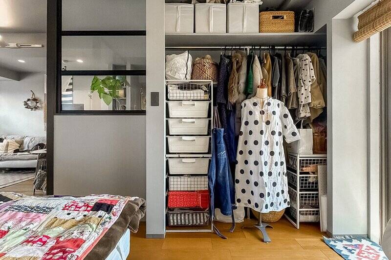 こちらの洋室にはオープンクローゼットが。天井いっぱいまで収納できます。