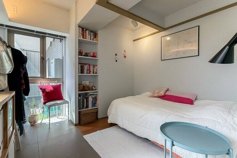 玄関ドアの直線上にある居室。室内の半分が土間とひと続きのタイル床、半分がフローリングになっているのが素敵です。南西向きの窓の外には洋室Aのバルコニーがありますが、出入りはできないようになっています。