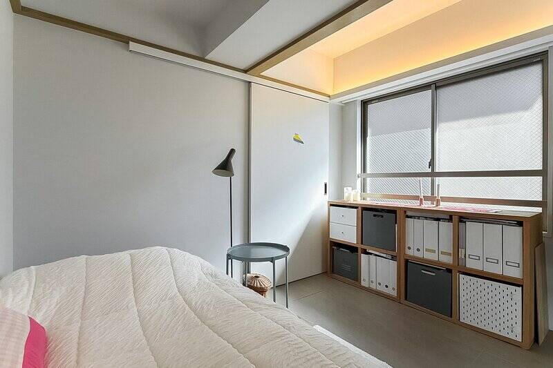 南東向きの窓には白いロールスクリーンが取り付けられているため、プロジェクターで映像を投影することもできますよ。