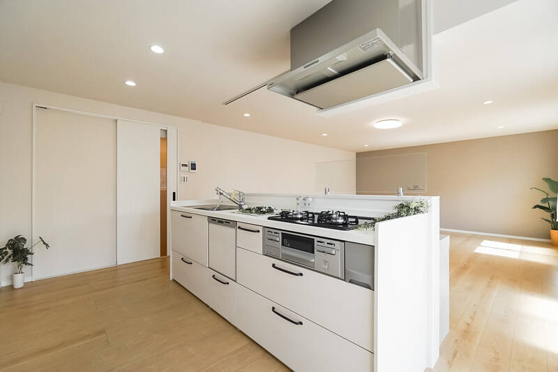 LDKの主役は、白いアイランドキッチン。周囲を回遊できる充分な広さがあり、作業もコミュニケーションもはかどりそうです◎ もちろんファミリーライフの強い味方、食洗機を完備していますよ。