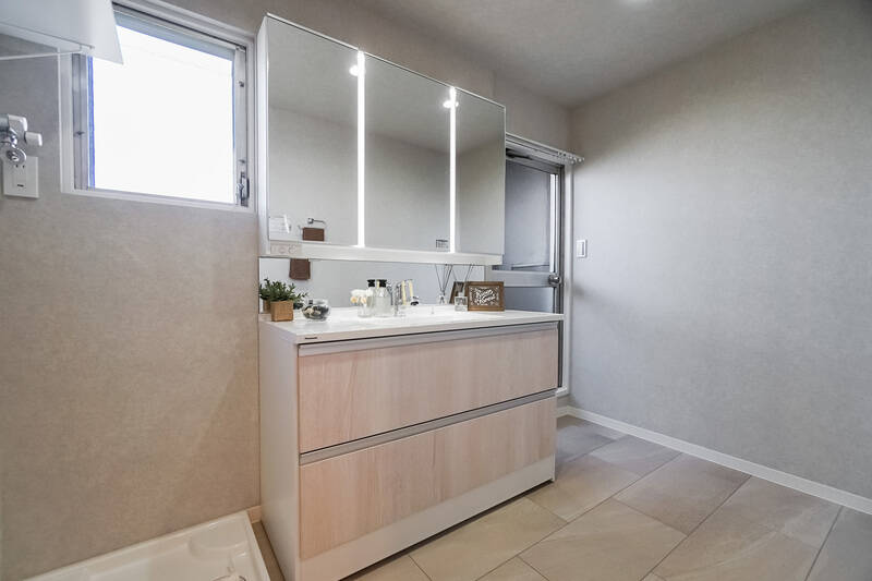 自然光が入ってさわやかな洗面脱衣室。決して洗面化粧台が小さいわけではありません…… スペースがだいぶ広いのです!