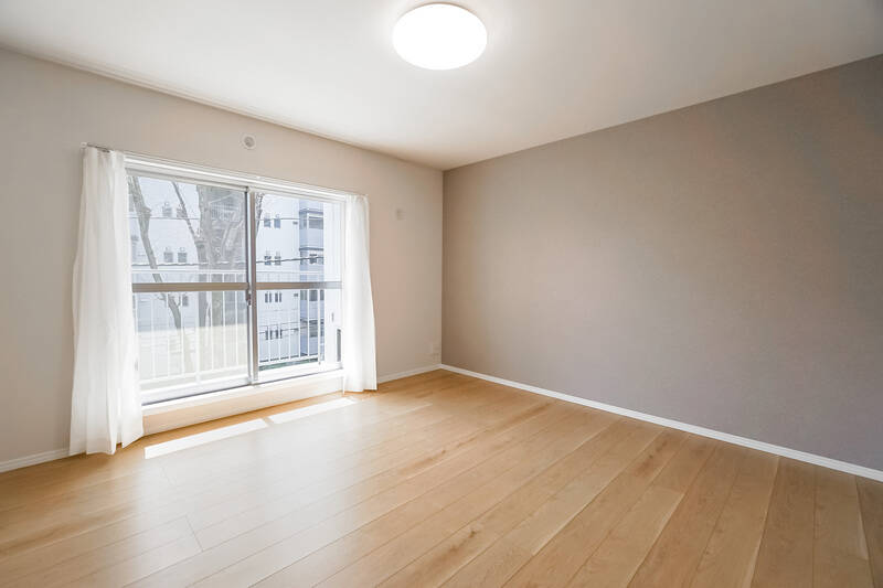 まずは、LDKの隣にある南東向きの洋室A。LDKと同様に、うれしくなっちゃうような陽当たりのよさです。