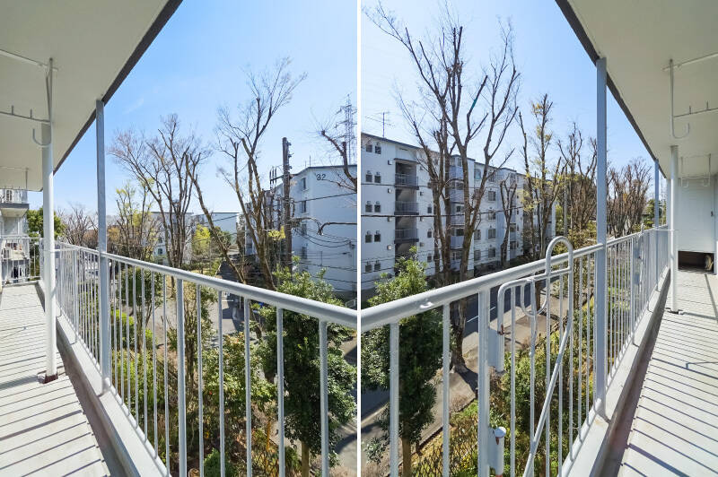 バルコニーはLDKと隣の洋室Aにまたがっており、陽当たり良好。洋室A側(写真右)には、電話ボックスほどの奥行きのあるバルコニー収納が備わっています。おかげでお隣さんのバルコニーと距離が取れているのもGOODですね。