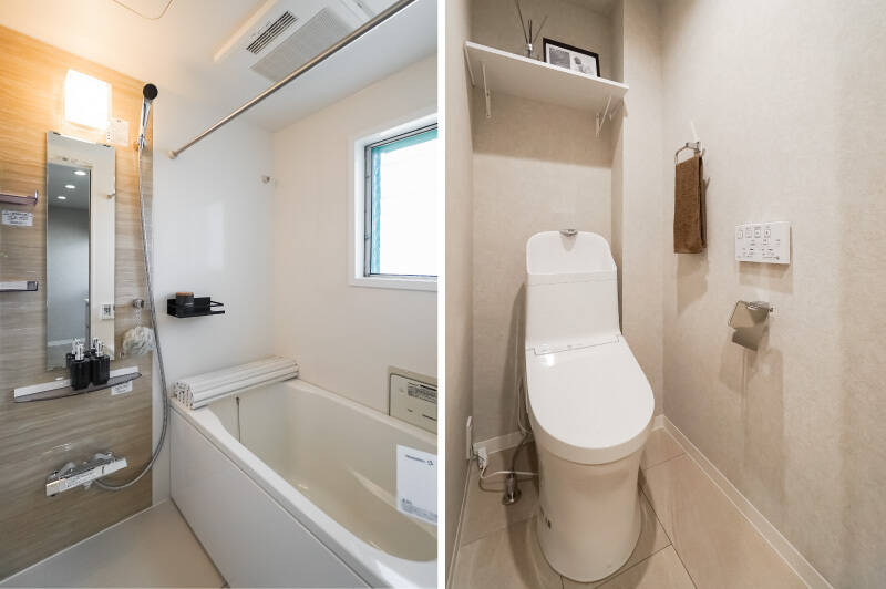<b>左・</b>反面、バスルーム自体はややコンパクトですので、この点は割り切りが必要かも。とはいえ、換気できる窓があるのは見逃せない快適ポイントです。/<b>右・</b>ベージュのクロスで仕上げられたトイレ。