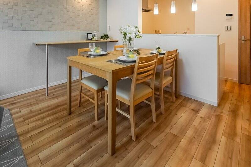 ダイニングの横には、カウンターがあります。スツールを置いて作業スペースにしても、お気に入りのアイテムを並べるディスプレイスペースにしてもいいかも！