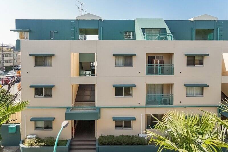 南西向きのバルコニーからの眺望。向かいには共同住宅があります。3階建てなので、視線の高さは同じくらいですが、日差しはしっかりと届きそうでしたよ。