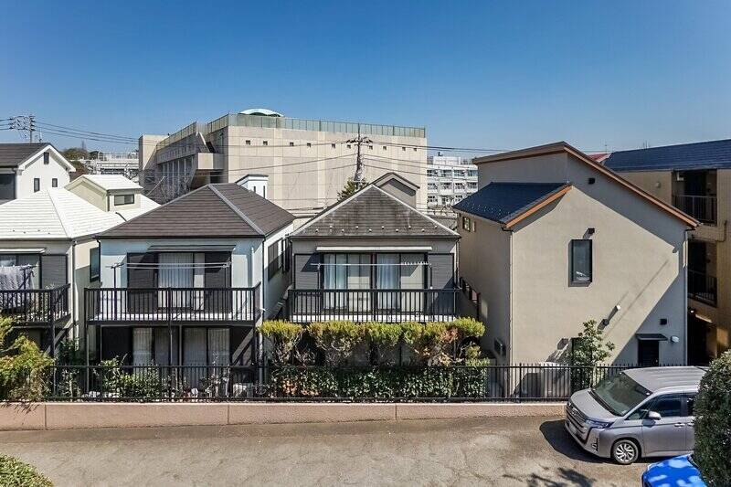 それぞれ北東向きの窓があり、窓を開けると空をしっかり仰げます。