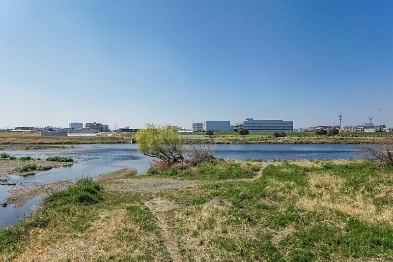 マンションから徒歩2分の「多摩川緑地」。身近に水辺がある生活って、心身が整いそうな気がします。お引越しを機に多摩川ランニングに挑戦するのはいかがでしょうか。
