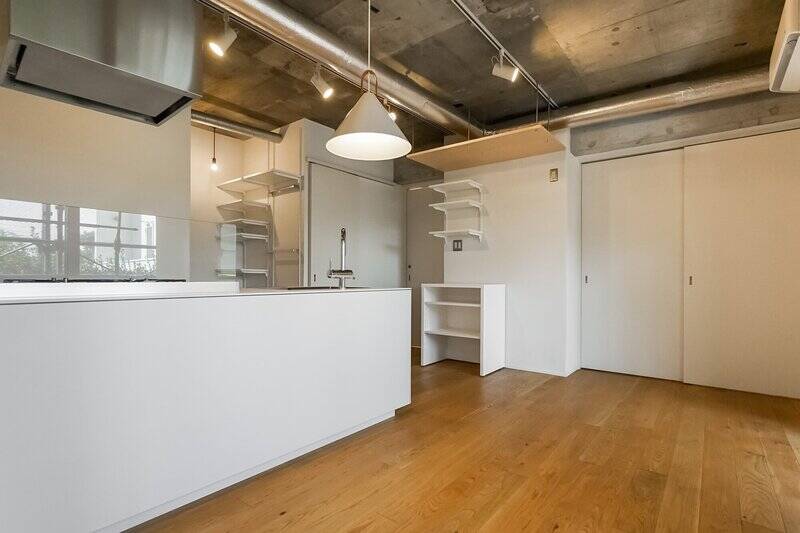 DKに戻ってきました。写真右の扉は洋室、中央は洗面室、玄関隣の扉はトイレにアクセスできます。1番右側の洋室から見ていきましょう。