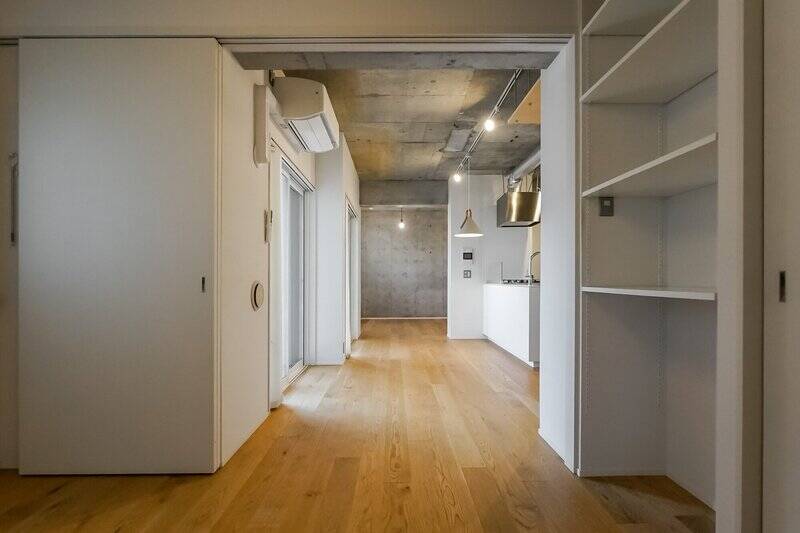 洋室は引き戸2枚で仕切られており、引き戸を開けると、リビングまで一直線につながります。開けた状態だと、掃除や換気がしやすそうです。