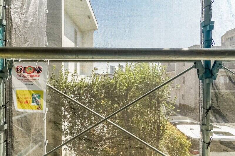 取材時は大規模修繕工事中だったため、足場が組まれていました。正面の半分が一軒家、もう半分が空が抜けている眺望です。（2026年3月時点）