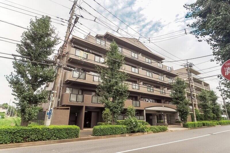 1999年竣工、総戸数36戸の新耐震基準のマンション。周辺は公園や緑を感じられるスポットが多く、穏やかな空気が流れるエリア。（2018年9月撮影）