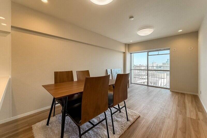 広さは約14.4帖。取材時、南東向きの窓からは青空を望めました。