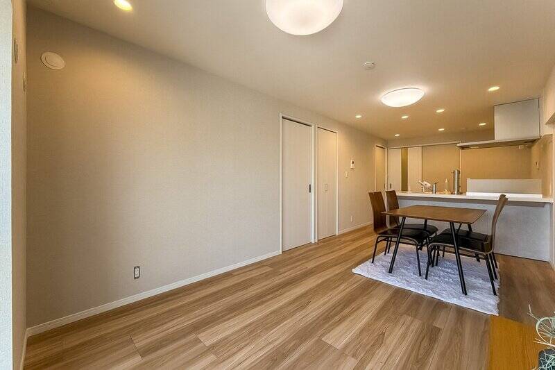 LDKに戻ってきました。左手に並ぶ扉は、手前から洋室A、収納、洋室Bのもの。一番手前の洋室Aから見ていきましょう。