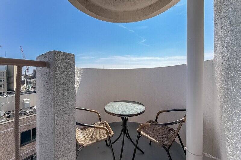 バルコニーの端には、ちょっとしたスペースが。晴れた日はアウトドア用の家具を置いて、お茶や読書を楽しむのもよさそう◎