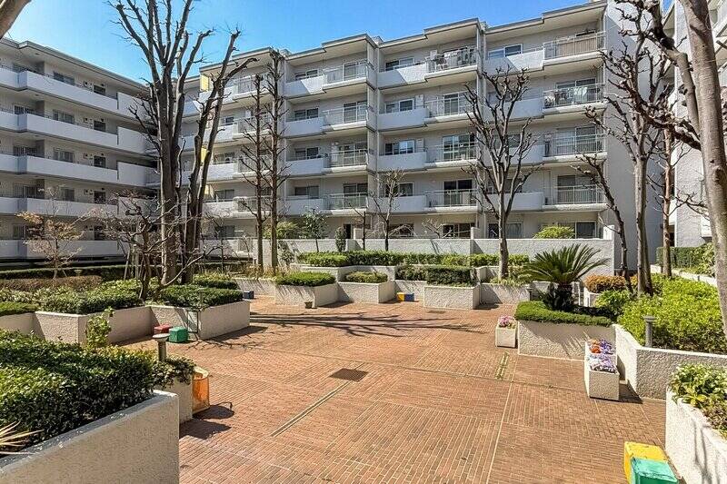 こちらが憩いの中庭。所々に腰掛けられる場所が用意されています。取材時も職人さんがお手入れしている最中でした!