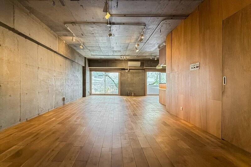 ひ、広っ! <b>約36帖の空間</b>がドカンと取られており、あまりの広さにしばし立ち尽くしてしまいます。床は経年変化が楽しい無垢フローリング。