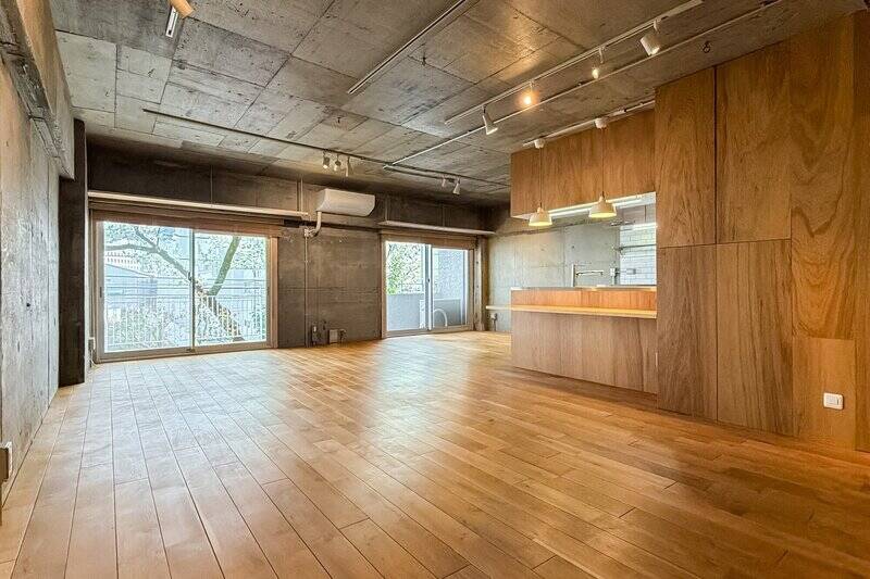 木とコンクリート。余計なものがないので様々なインテリアと相性がよさそう。窓の外には……む??