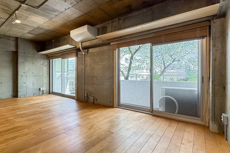 あなた、桜の木ですか? ふたつ並んだサッシは東向き。上部に棚が付いているので、お気に入りのアイテムを並べたいところ。