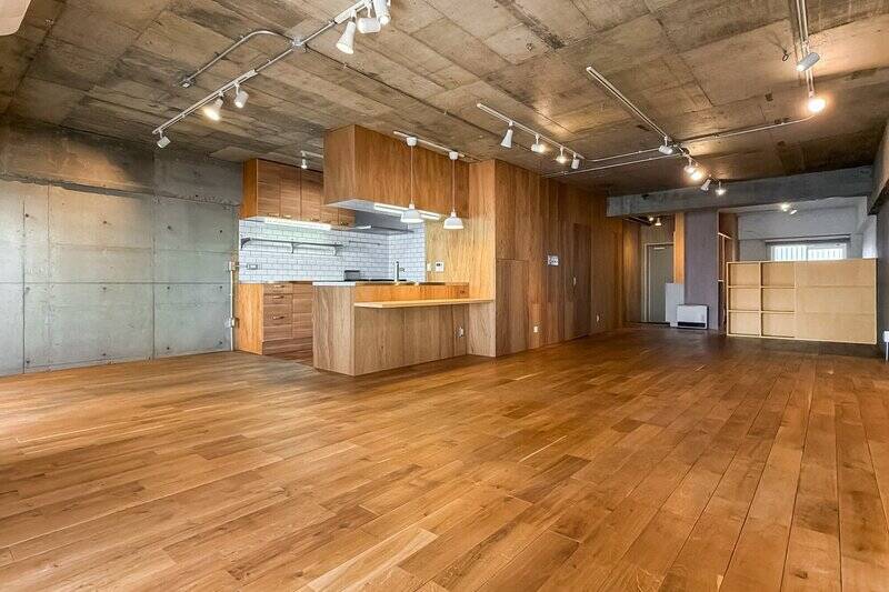 それにしても、やっぱり広い……。場所柄ご友人もたくさん遊びに来てくれそうなので、特大のダイニングテーブルやソファをドカーンと置いていただきたい!