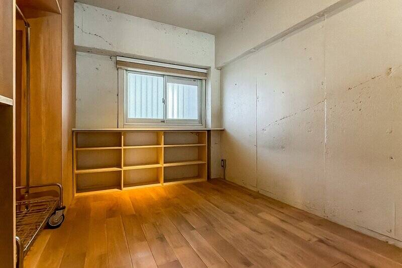 共用廊下に面し、下足入れの裏にあたるスペース。オープン収納が用意されています。
