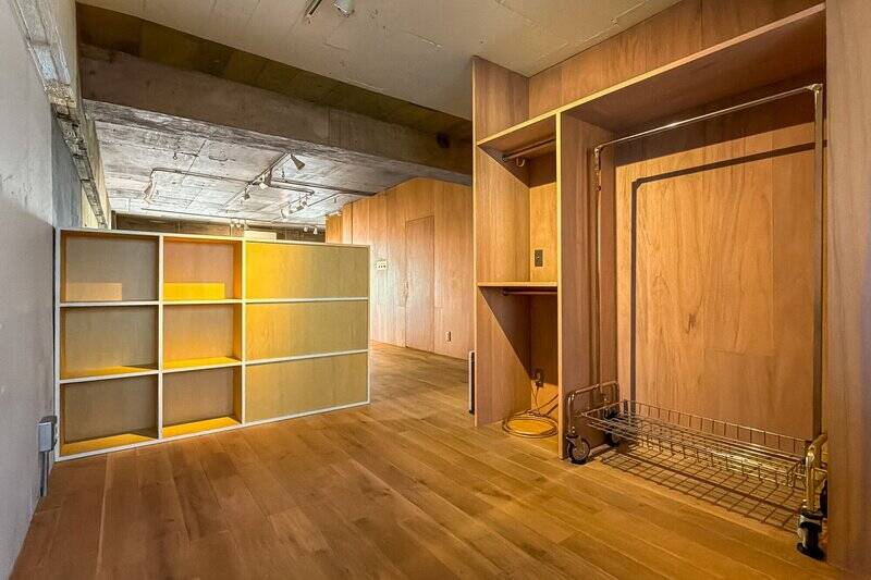 腰高のチェストは移動可能。つまり置く場所によって自由に広さを変えることも、壁際に寄せて一層広いLDKにすることもできるのです!