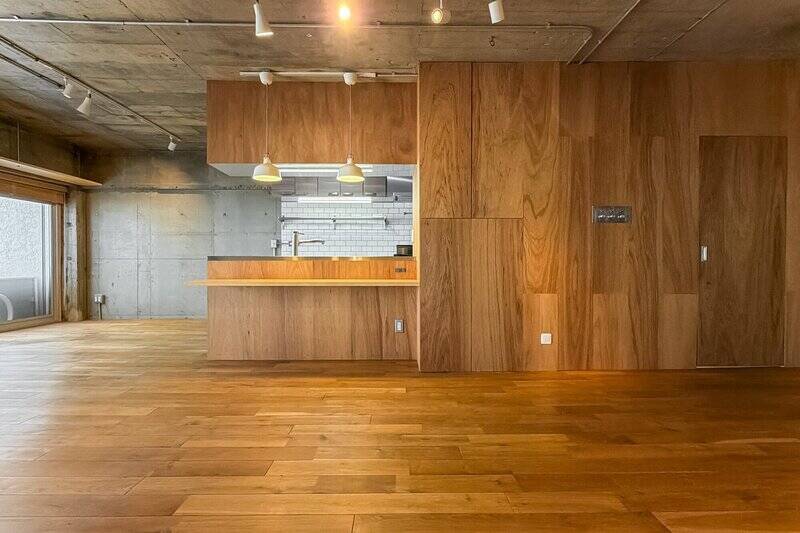 天井を這う鉄管、スイッチ類はシルバーで統一。この無骨な感じがいいですよねぇ。家具のレイアウトによって照明の位置を自由に変えられるのもうれしい。