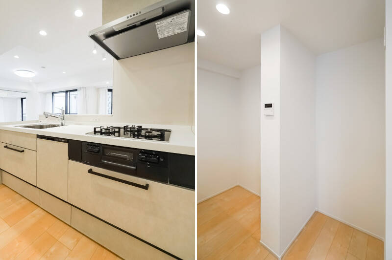 <b>左・</b>食洗機を完備したシンプルな白いキッチン。リビングダイニングを見渡せる位置にあり、家族とのコミュニケーションを自然と増やしてくれそう。／<b>右・</b>背後には、冷蔵庫置き場＆食器棚置き場が。間に壁があるのでサイズ選びは慎重に。