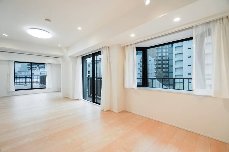 こちらの物件は、マンション6階に位置している三方角住戸。洋室Aの引き戸を開放すれば、南東・南西の二面採光です。取材日はあいにくの小雨模様でしたが、それでも窓が多くて開放的なのがわかりますね！