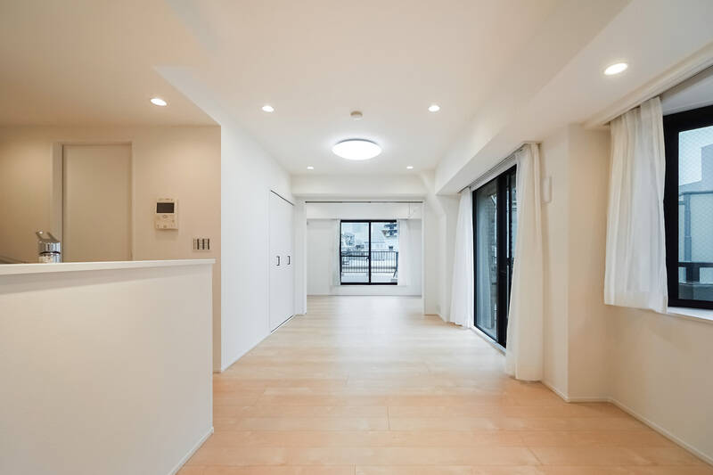 写真はLDKと隣の洋室Ａをつなげて撮影しています。この状態で、広さは約20.8帖です。ライフステージに応じて、部屋数が必要になるまではこんなふうに広々と使うのもおすすめですよ。