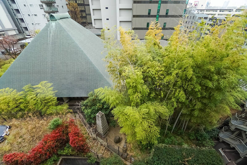 境内には、小さく平らな墓石が並ぶ樹木葬墓地があるようです。……というわけで、見下ろした状態でもパシャリ。バルコニーから実際に目を凝らしてみましたが、見えるのはグリーンと厳かな屋根のみ。むしろ素敵な眺めでした！