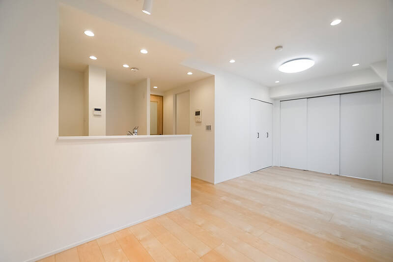 LDKと洋室Aを引き戸で仕切るとこんな感じ。この状態で、LDKは約14.3帖です。奥に見えている白い折れ戸を開けると、中は可動棚付きの収納になっています。