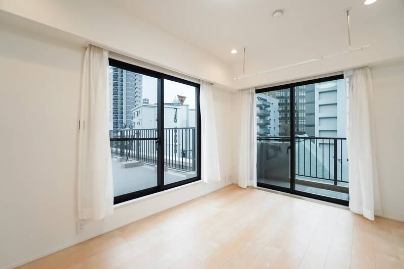 洋室Aは、バルコニーとルーフバルコニーに面した贅沢な空間です。天井には、さりげなく室内干し用金具が備わっています。日当たりがいいので、晴れた日には室内でも洗濯物がすぐに乾きそうですね。