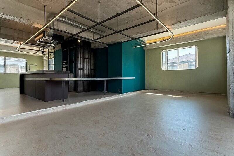 中央にアイランドキッチンとカウンターを配置したLDK。そのまわりをぐるりと囲むように居住スペースが広がる、回遊性の高いレイアウトです。