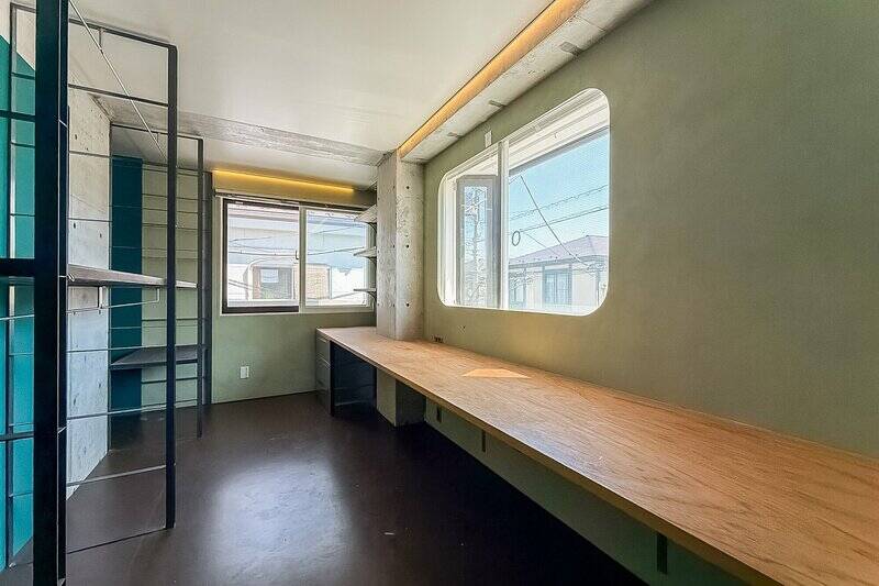 約7帖の洋室Aが。2面採光で明るく、約4m超のワイドな造作デスクが備わっています。ワークスペースにぴったり。