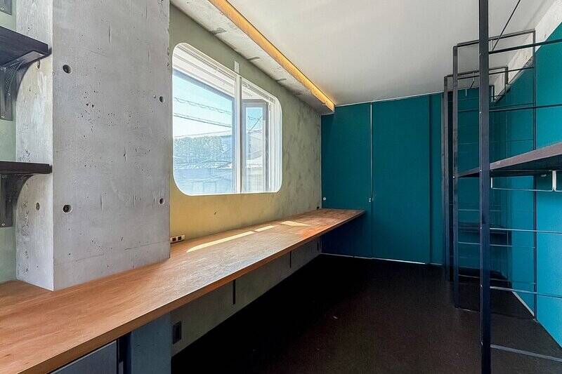 デスク背面には、2段に分かれたオープンラックも設置されています。衣類などをスッキリ収納できそう。