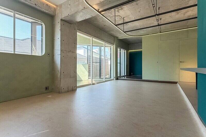 正面奥の引き戸の先には、LDKに隣接する洋室Bが。