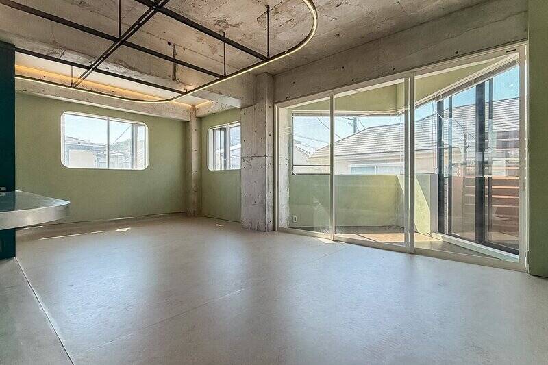 リビングダイニング（LD）は、設計を担った方によると「合流地点」のようなイメージでデザインされたそう。同じ家の中でも、パートナーとほどよい距離感で過ごせそうな設計です。