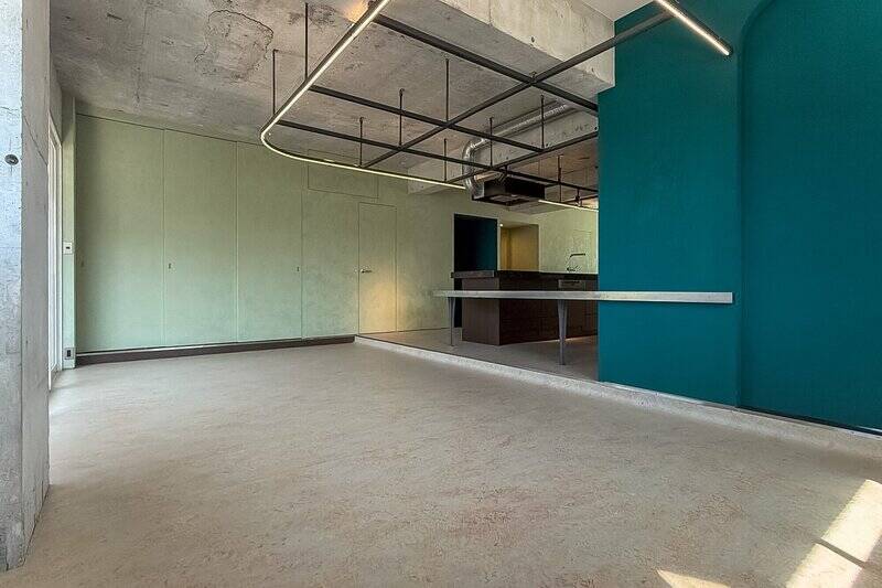 引き戸を閉めるとこんな感じ。まるで一面が壁のように馴染んでいます。ゲストを招く際など、プライベートスペースをスッキリ隠せるのはうれしいですね。