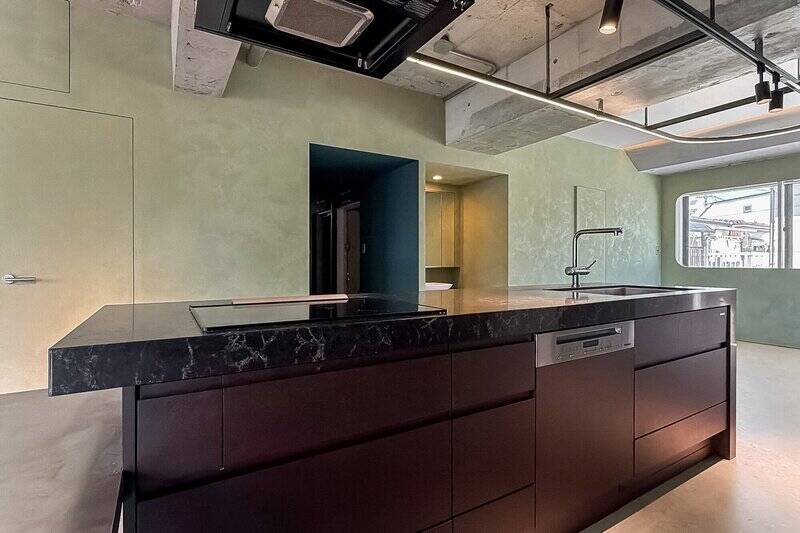 3口のIHクッキングヒーター付きで、ドイツ製の「Miele（ミーレ）」社の食洗機をビルトインしています。家事効率が高まりそうですね。