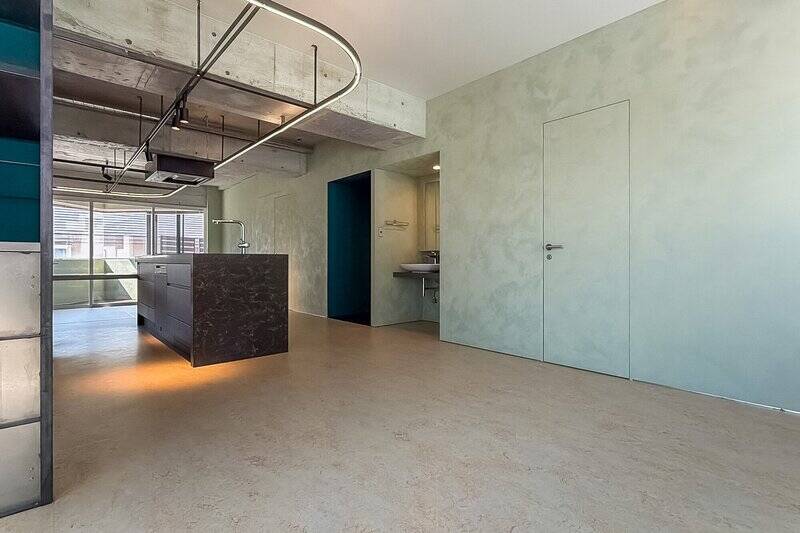 壁沿いには手前から、収納、洗面台、玄関、トイレ、洋室Bが並んでいます。