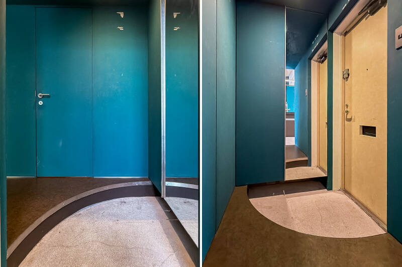 玄関扉を開けると、アールに切り取られた上り框（かまち）が。下足入れはミラー付きで、バスルームへ続く扉もこちらにあります。