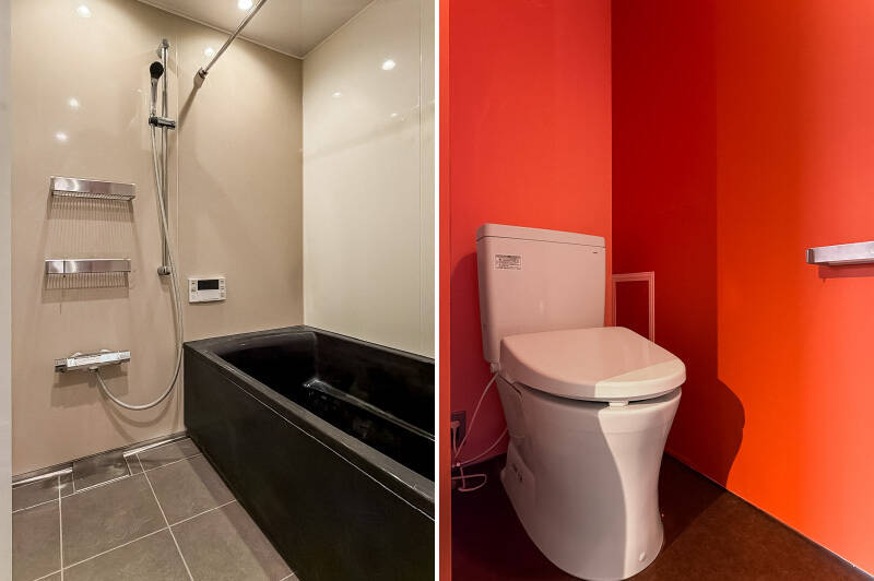 <b>左・</b>浴室乾燥機・追焚き機能付きのバスルーム。ミニマルなステンレス製ラックや黒のバスタブなど、気の利いたデザインです。／<b>右・</b>トイレの壁は現状オレンジとピンク色ですが、こちらも白に塗装されます。