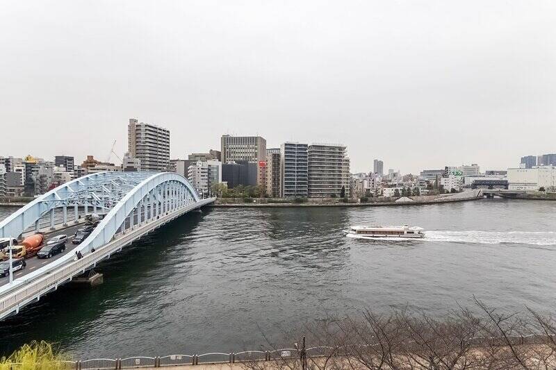 こんにちは、カウカモです！ さっそくお届けしているのは、住戸から見える隅田川のリバービュー。この景色を毎日いつでも堪能できるなんて、贅沢ですね！