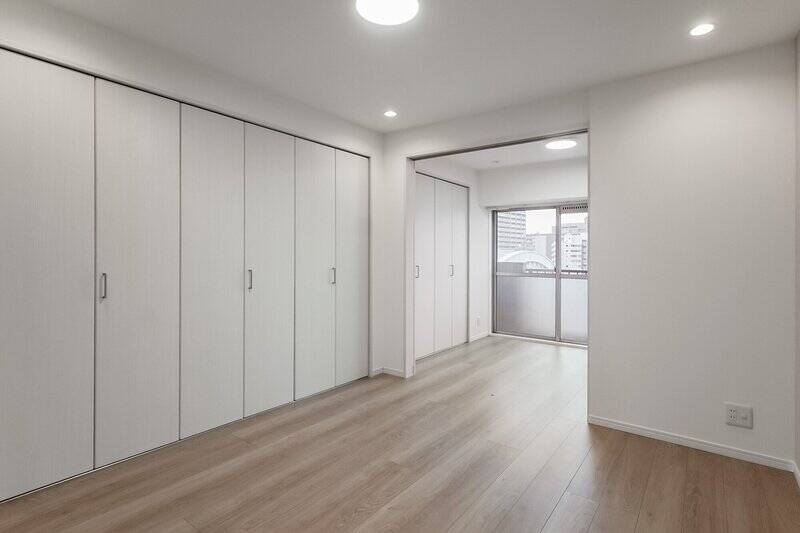 こちらが約11帖のLDK。開口の奥が洋室で、扉は開け放った状態です。窓から光が入ってくるので、普段はこうして過ごすのがよさそう。