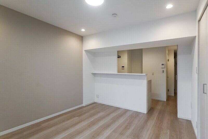 内装はグレーのクロスがアクセント。全体的にシンプルなテイストです。