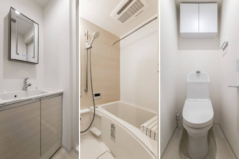 <b>左・</b>洗面室は、人ひとり分程度のコンパクトなスペース。／<b>中央・</b>バスルームも1115サイズと小ぶりです。／<b>右・</b>トイレは廊下沿いに独立。吊り戸棚付きです。