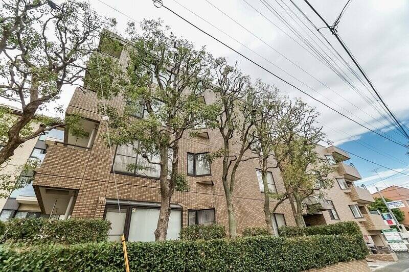 大通りの並木道から一本奥に入った場所に建つ、総戸数7戸・1990年竣工の新耐震基準に適合したマンションです。