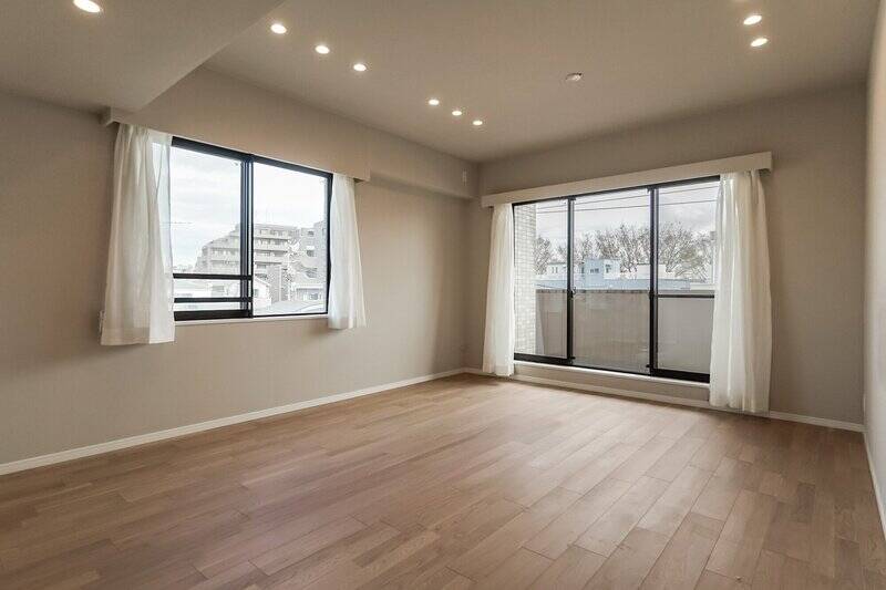 広さ約17.1帖のLDKからご紹介します。LDKは二面採光で、北東・北西向きです。