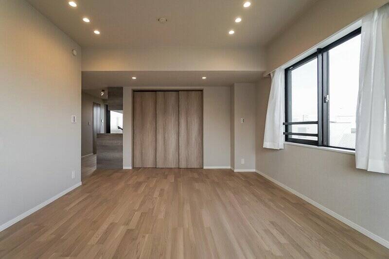 奥にはキッチンと、扉の先には洋室Aが。こちらは後ほどご紹介します。